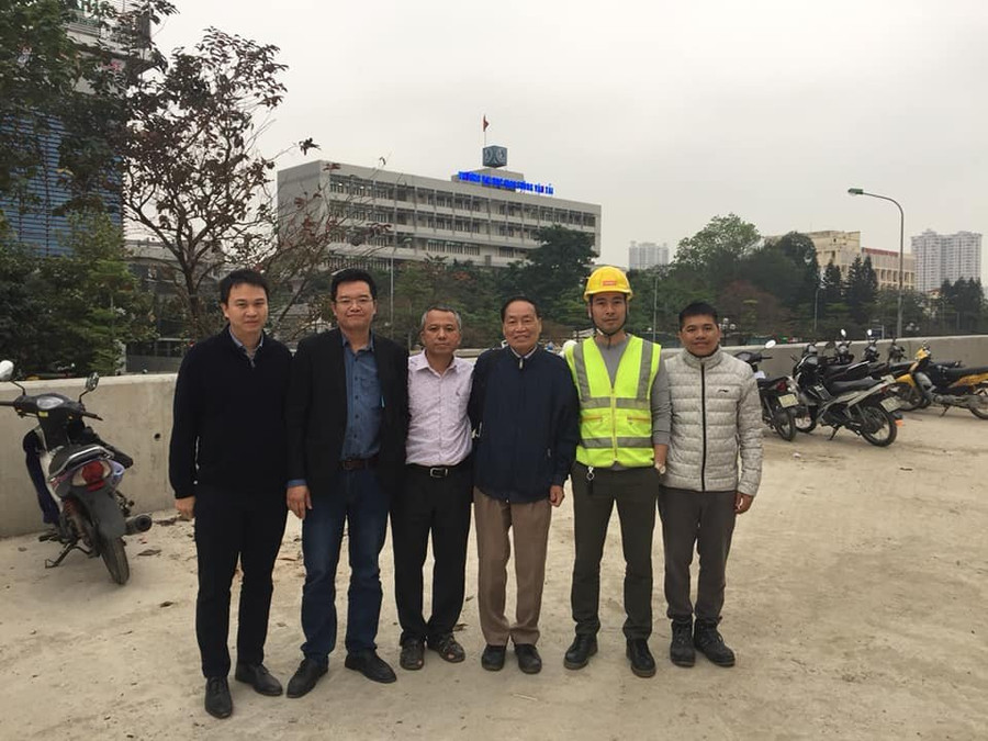 Thầy Nguyễn Văn Nhậm và các đồng nghiệp và học trò tại công trường. Thầy Nguyễn Văn Nhậm và các đồng nghiệp và học trò tại công trường.