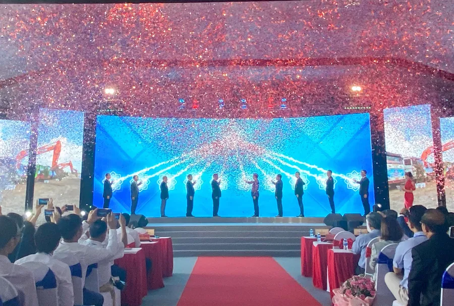 Các đại biểu cùng nhấn nút chính thức khởi động dự án Khu Công nghiệp Gilimex tổng vốn đầu tư 2.600 tỷ đồng tại Thừa Thiên - Huế