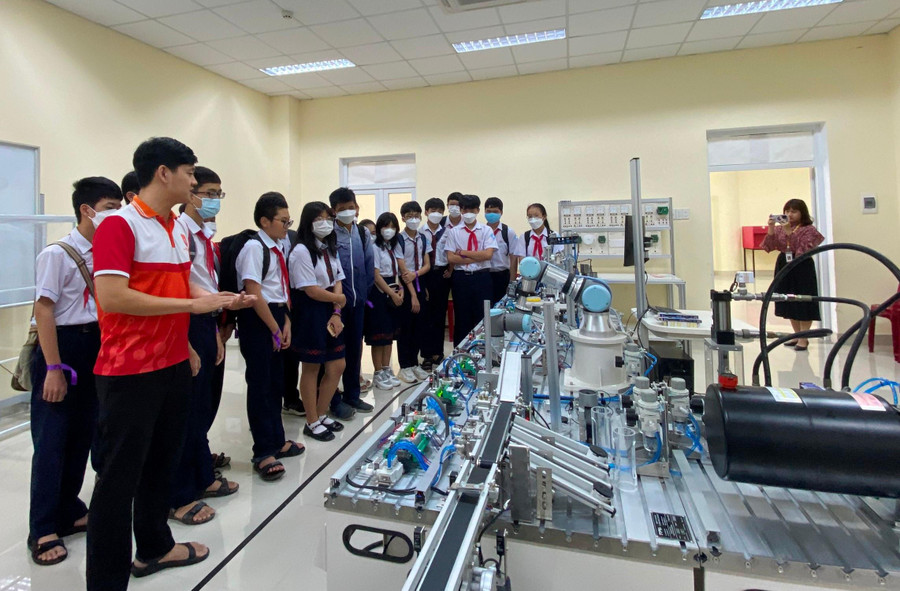 Sinh viên Khoa Kỹ thuật và Công nghệ, Đại học Huế hướng dẫn học sinh Trường THCS Nguyễn Tri Phương trải nghiệm tham gia lắp ghép và điều khiển rô bốt. Sinh viên Khoa Kỹ thuật và Công nghệ, Đại học Huế hướng dẫn học sinh Trường THCS Nguyễn Tri Phương trải nghiệm tham gia lắp ghép và điều khiển rô bốt.