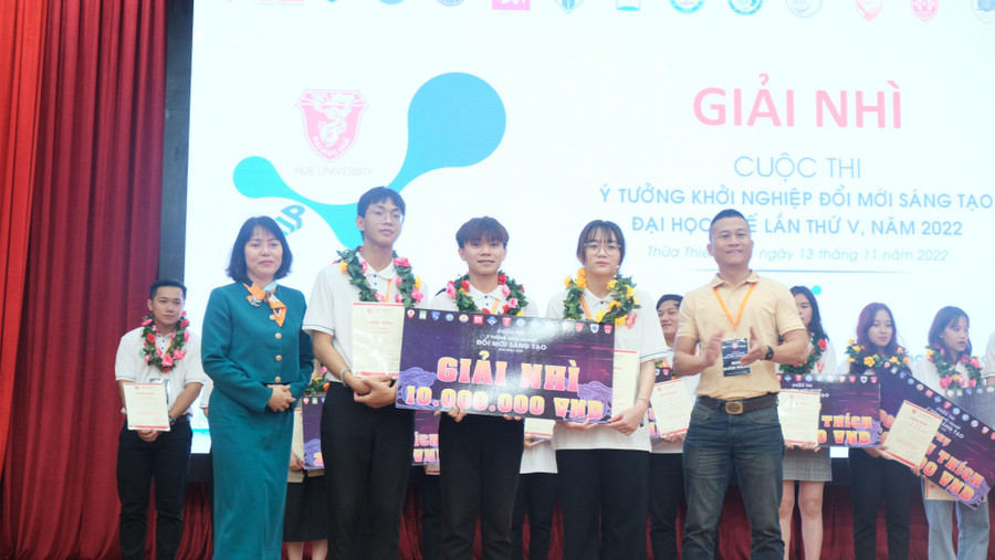 Giải Nhì thuộc về dự án TY GARAGE nhà xe thông minh của nhóm BigMouse.