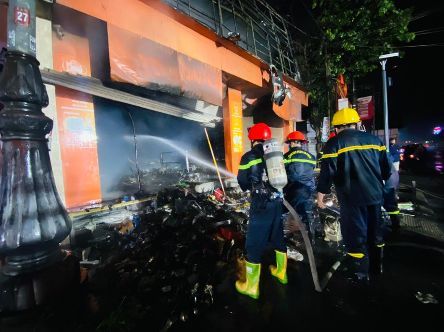 Cảnh sát phối hợp chữa cháy.