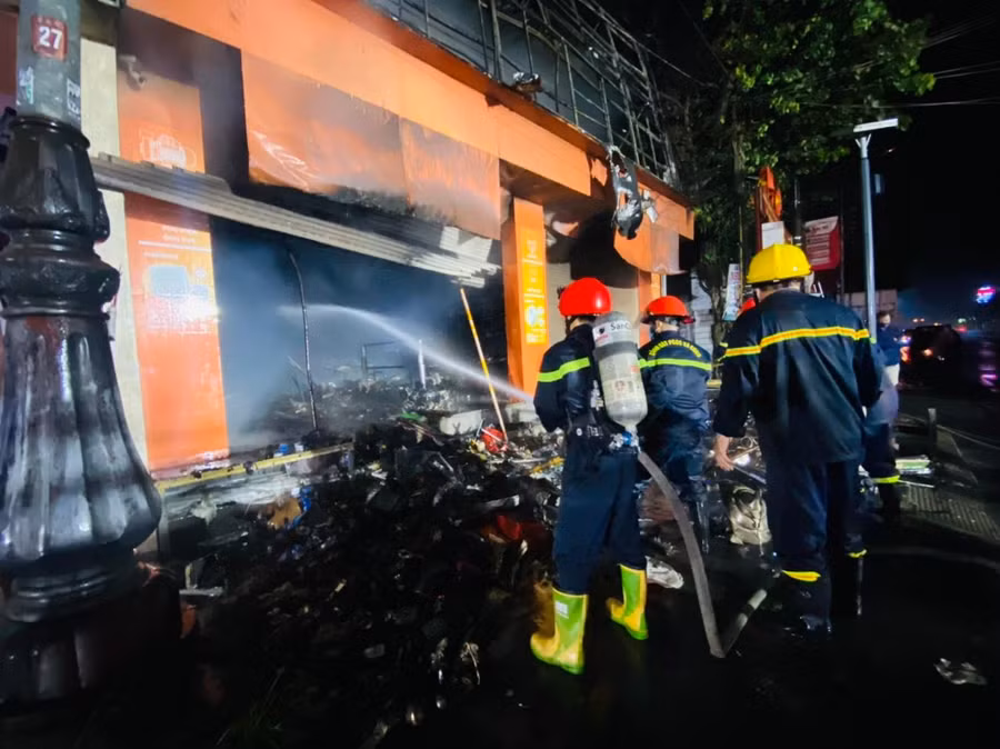 Cảnh sát phối hợp chữa cháy.