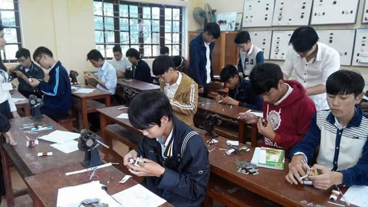 Học sinh Thừa Thiên - Huế thực hành điện máy trong giờ học. Học sinh Thừa Thiên - Huế thực hành điện máy trong giờ học.