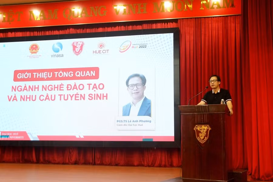 PGS.TS. Lê Anh Phương - Giám đốc Đại học Huế phát biểu tại buổi lễ ký kết quan trọng.