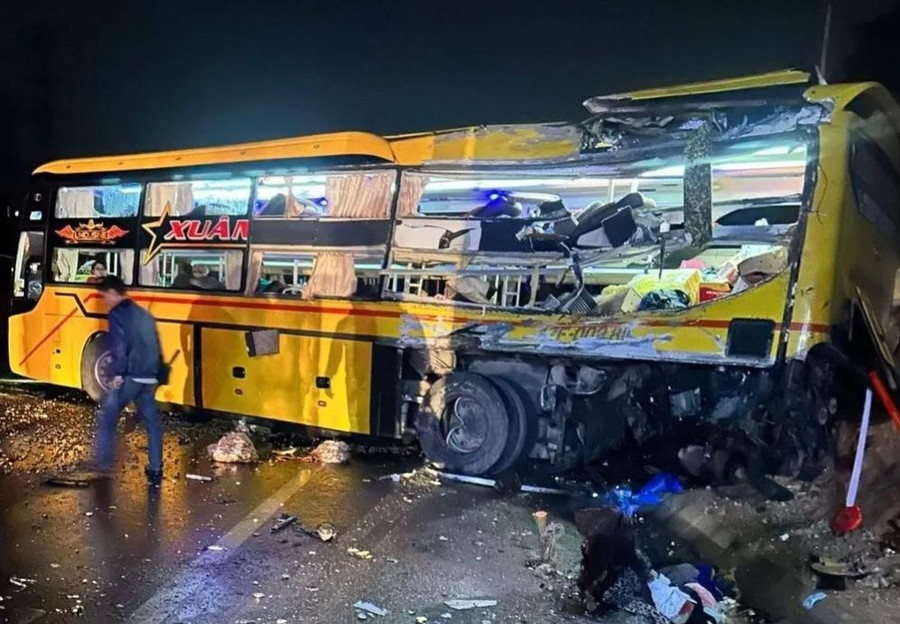 Chiếc ô tô khách đi không đúng làn đường là nguyên nhân ban đầu làm 15 người thương vong.