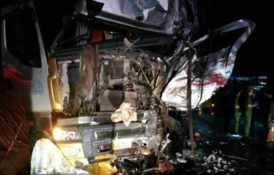 Các xe biến dạng sau vụ tai nạn. Các xe biến dạng sau vụ tai nạn.