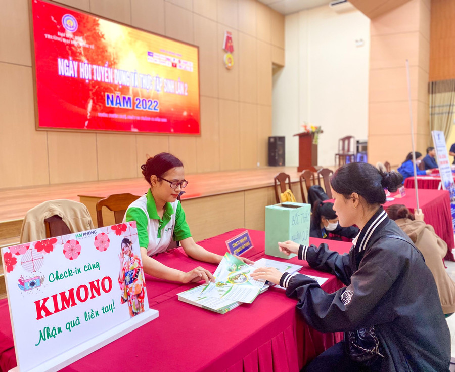 Nhiều thắc mắc được sinh viên hỏi trực tiếp và nhân viên công ty tư vấn.