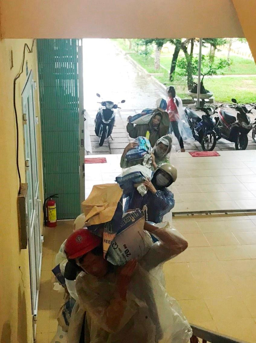 Giáo viên đã làm việc suốt ngày để bảo vệ các điểm trường xung yếu. Giáo viên đã làm việc suốt ngày để bảo vệ các điểm trường xung yếu.