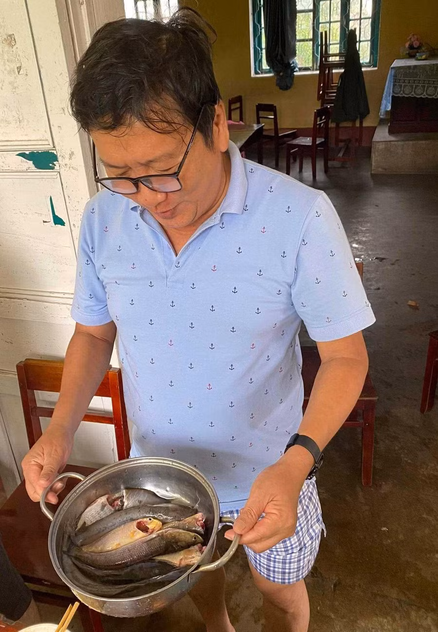 Cá bắt được dùng nấu cháo ăn những ngày lũ.