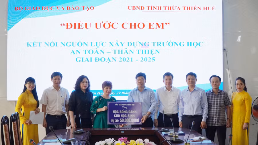 Thứ trưởng Ngô Thị Minh cùng bà Dương Thanh Hương – Phó Tổng Biên tập Báo Giáo dục & Thời đại trao học bổng trị giá 50 triệu đồng cho học sinh huyện A Lưới.