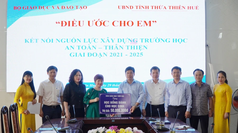 Thứ trưởng Ngô Thị Minh cùng bà Dương Thanh Hương – Phó Tổng Biên tập Báo Giáo dục & Thời đại trao học bổng trị giá 50 triệu đồng cho học sinh huyện A Lưới.