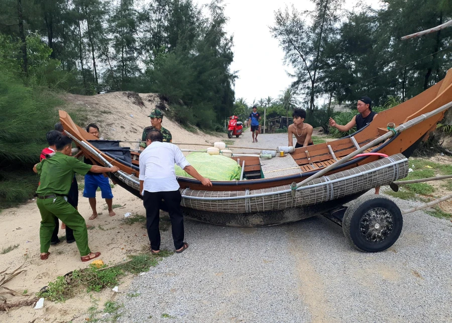 Công an, quân đội giúp người dân ven biển đưa tàu thuyền lên cao để tránh bão Noru.