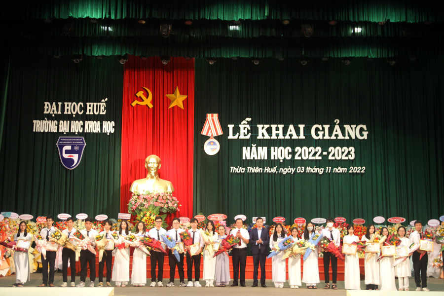 Trao tặng phần thưởng cho các Thủ khoa các khoa, ngành. Trao tặng phần thưởng cho các Thủ khoa các khoa, ngành.