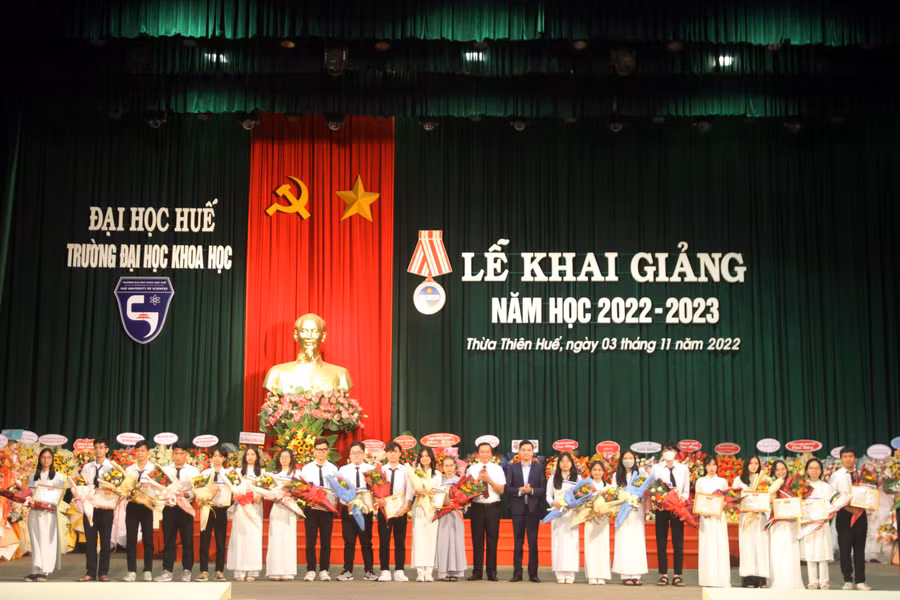 Trao tặng phần thưởng cho các Thủ khoa các khoa, ngành.