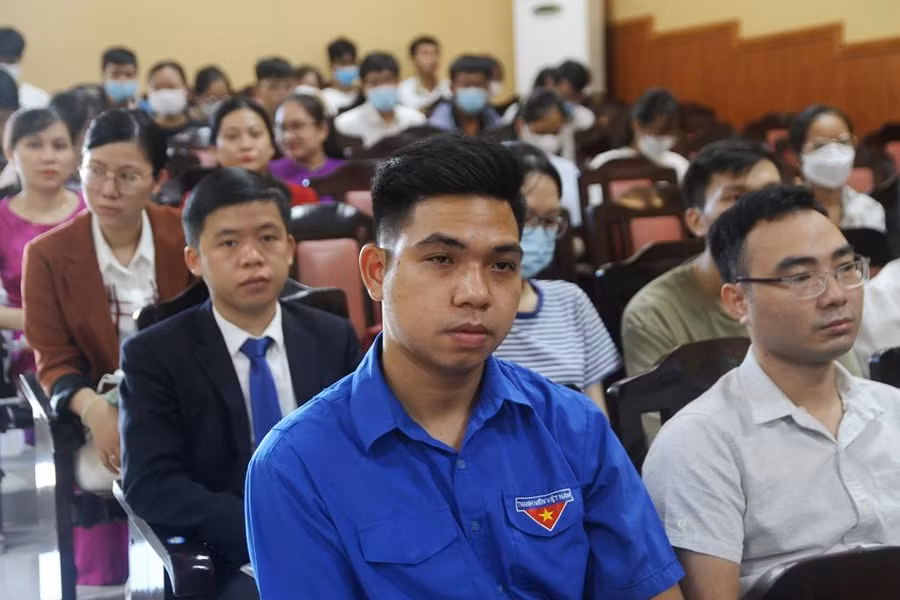 Các báo cáo viên.