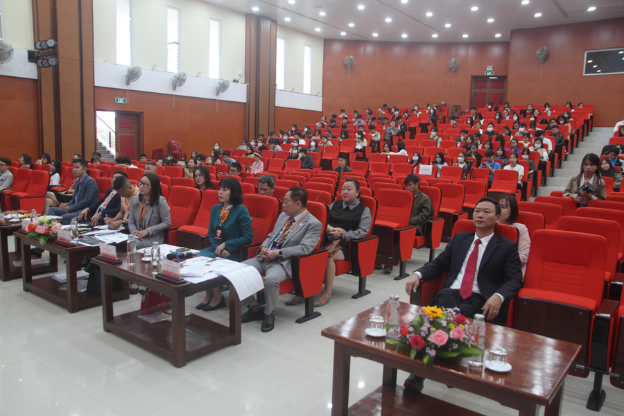 Ban Giám khảo làm việc cật lực và công tâm.