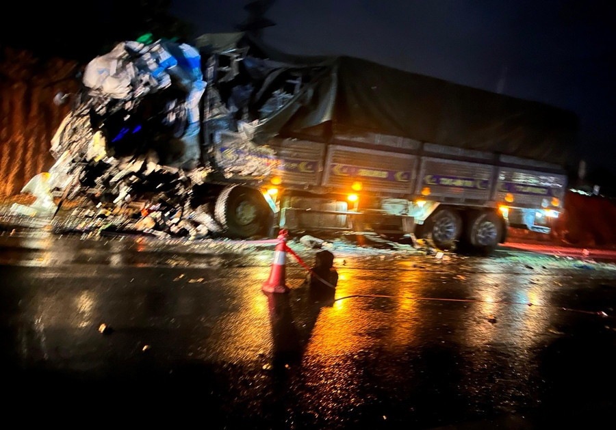 Đầu chiếc xe tải nát bấy. Đầu chiếc xe tải nát bấy.