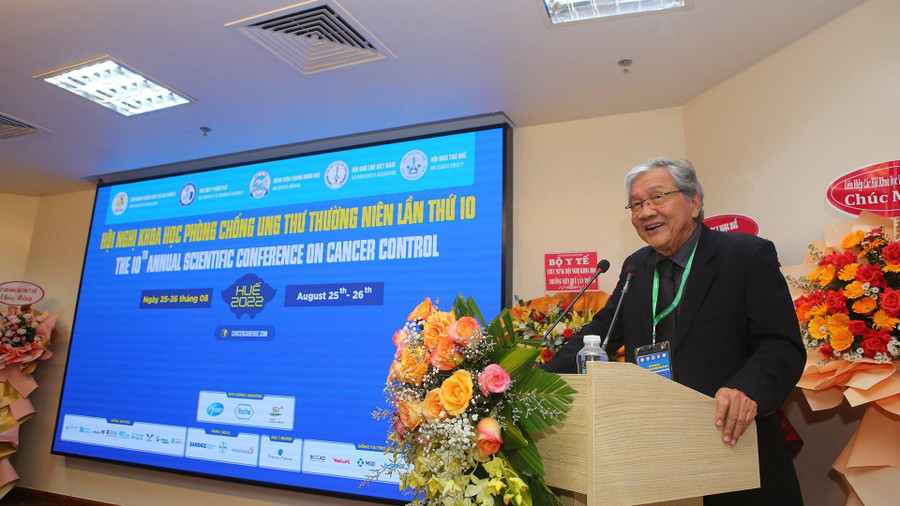 GS. Nguyễn Chấn Hùng - Chủ tịch Hội Ung thư Việt Nam chúc mừng Hội nghị.