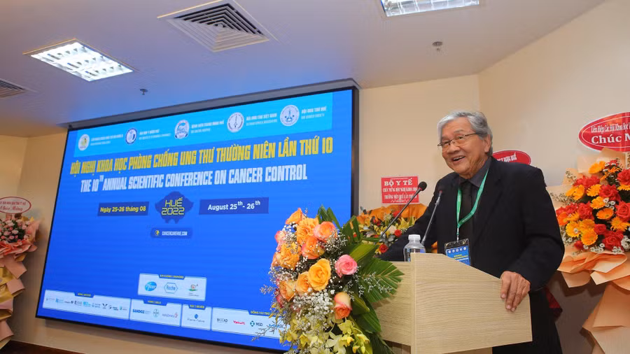 GS. Nguyễn Chấn Hùng - Chủ tịch Hội Ung thư Việt Nam chúc mừng Hội nghị.