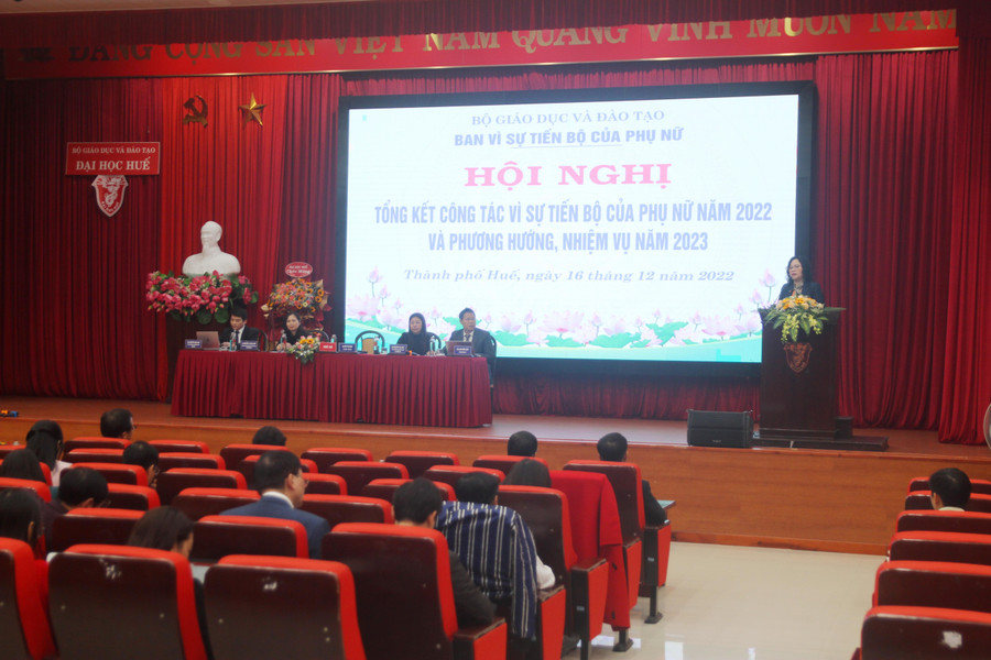 Thứ trưởng Ngô Thị Minh đưa ra nhiều vấn đề để các đại biểu tham dự bàn luận. Thứ trưởng Ngô Thị Minh đưa ra nhiều vấn đề để các đại biểu tham dự bàn luận.