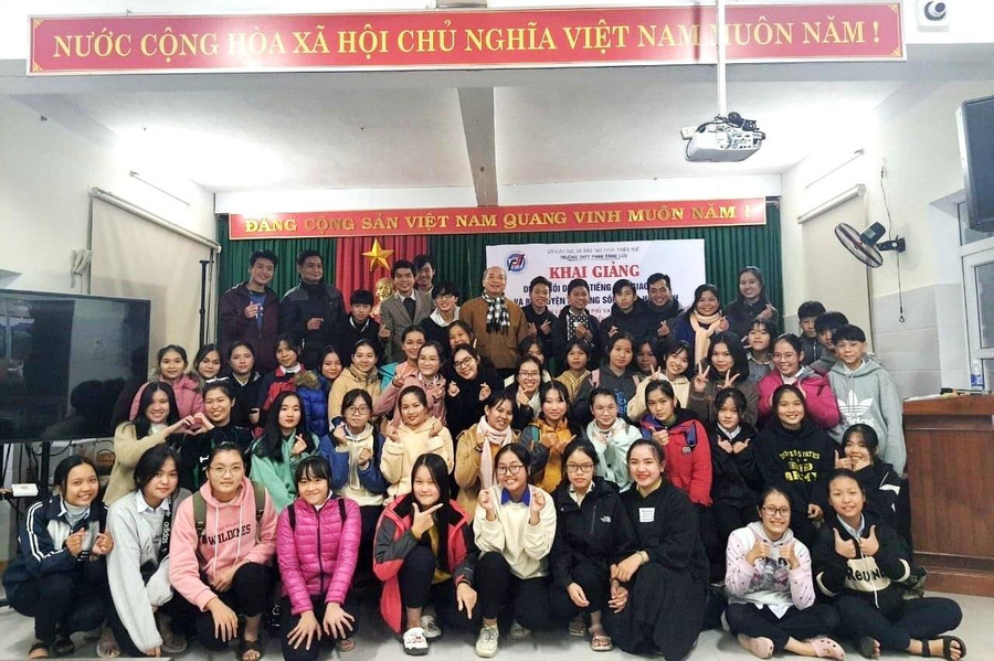 Nhiều cựu học sinh thành đạt đã về lại Trường THPT Phan Đăng Lưu giúp đỡ các thế hệ học sinh.