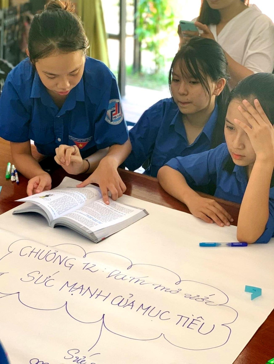 Việc định hướng nghề cho học sinh từ lấy phiếu chọn ngành nghề năm học đầu tiên cấp 3 được nhà trường chú trọng thực hiện.