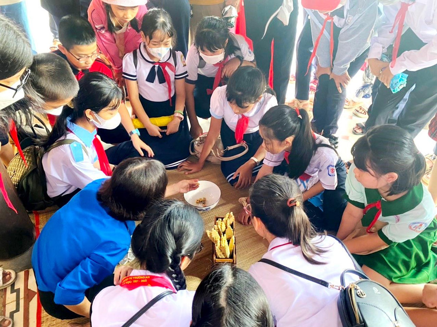 Những trò chơi cung đình xưa được các em tìm hiểu, giúp ích cho kiến thức văn hóa sau này. Những trò chơi cung đình xưa được các em tìm hiểu, giúp ích cho kiến thức văn hóa sau này.