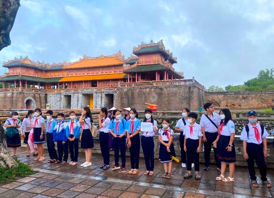 Học sinh các khối từ tiểu học, THCS được tham quan, trải nghiệm ở các di tích Huế để hiểu biết về văn hóa, lịch sử và học cách làm hướng dẫn viên du lịch.