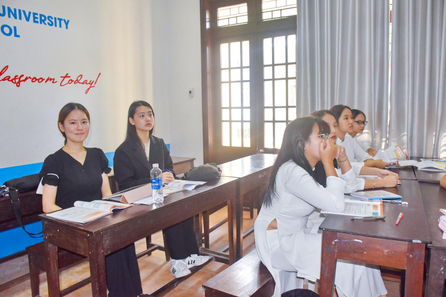 Đoàn Đại học Quốc gia Hàn Quốc dự giờ một số lớp học lớp 12, 11 và toàn bộ khối 10 tại Trường THPT Thuận Hóa. Đoàn Đại học Quốc gia Hàn Quốc dự giờ một số lớp học lớp 12, 11 và toàn bộ khối 10 tại Trường THPT Thuận Hóa.