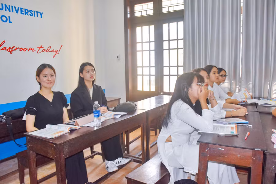 Đoàn Đại học Quốc gia Hàn Quốc dự giờ một số lớp học lớp 12, 11 và toàn bộ khối 10 tại Trường THPT Thuận Hóa.