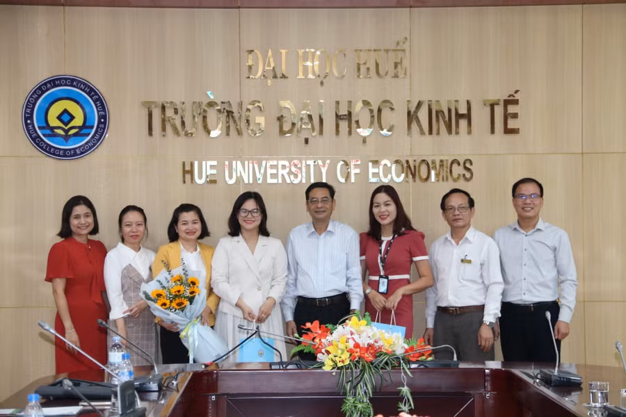 Lãnh đạo nhà trường và Tổ chức giáo dục quốc tế IIG Việt Nam thỏa thuận nhiều điểm hợp tác trong lĩnh vực tiếng Anh và Tin học, góp phần phát triển nguồn nhân lực chất lượng cao.