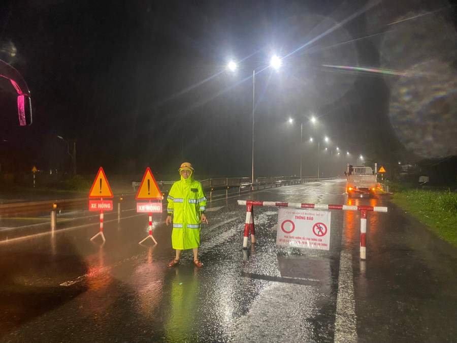 Chốt chặn không cho các phương tiện qua lại trên Quốc lộ 1A đoạn Km867+200 qua xã Lộc Trì, huyện Phú Lộc. Chốt chặn không cho các phương tiện qua lại trên Quốc lộ 1A đoạn Km867+200 qua xã Lộc Trì, huyện Phú Lộc.