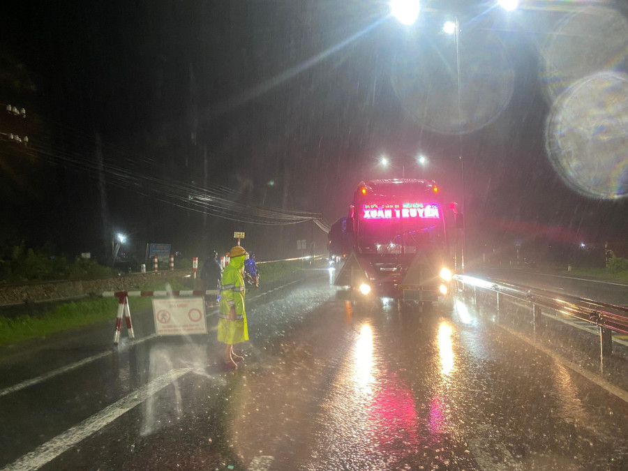 Các xe phải tạm dừng lại trên Quốc lộ 1A chờ khi nước hạ mới được qua. Các xe phải tạm dừng lại trên Quốc lộ 1A chờ khi nước hạ mới được qua.