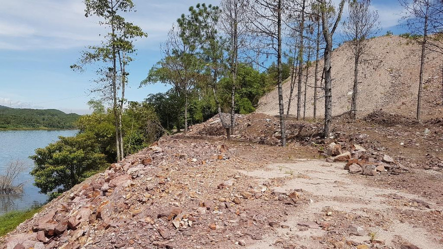 Các ngọn "đồi" được tạo ra do đất đá thải từ dự án này. Các ngọn "đồi" được tạo ra do đất đá thải từ dự án này.