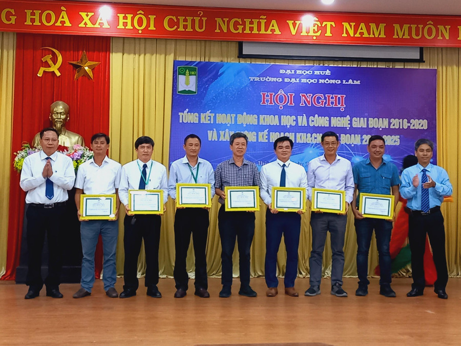 Khen thưởng 10 nhà khoa học có giờ chuẩn nghiên cứu khoa học giai đoạn 2016-2021. Khen thưởng 10 nhà khoa học có giờ chuẩn nghiên cứu khoa học giai đoạn 2016-2021.