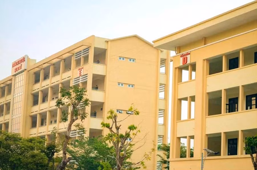 Cơ sở vật chất, thiết bị, thư viện, giáo trình tại Trường đáp ứng yêu cầu giảng dạy, nghiên cứu, học tập theo yêu cầu của ngành đăng ký đào tạo trình độ đại học và sau đại học.