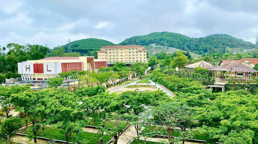 Trường Đại học Luật, Đại học Huế tọa lạc trên diện tích 100.000m2 nằm trên một khu đồi có vị trí đẹp tại thành phố Huế. Tổng diện tích sàn xây dựng phục vụ đào tạo, nghiên cứu khoa học 17.689m2. Đây là diện tích lý tưởng để Trường xây dựng mô hình đào tạo hiện đại, đáp ứng yêu cầu chuyển đổi số trong giáo dục đại học. Trường Đại học Luật, Đại học Huế tọa lạc trên diện tích 100.000m2 nằm trên một khu đồi có vị trí đẹp tại thành phố Huế. Tổng diện tích sàn xây dựng phục vụ đào tạo, nghiên cứu khoa học 17.689m2. Đây là diện tích lý tưởng để Trường xây dựng mô hình đào tạo hiện đại, đáp ứng yêu cầu chuyển đổi số trong giáo dục đại học.