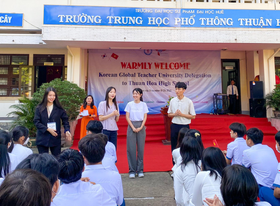Sinh viên, giảng viên của các trường Đại học Quốc gia Hàn Quốc giao lưu, trò chuyện với học sinh THPT Thuận Hóa. Sinh viên, giảng viên của các trường Đại học Quốc gia Hàn Quốc giao lưu, trò chuyện với học sinh THPT Thuận Hóa.