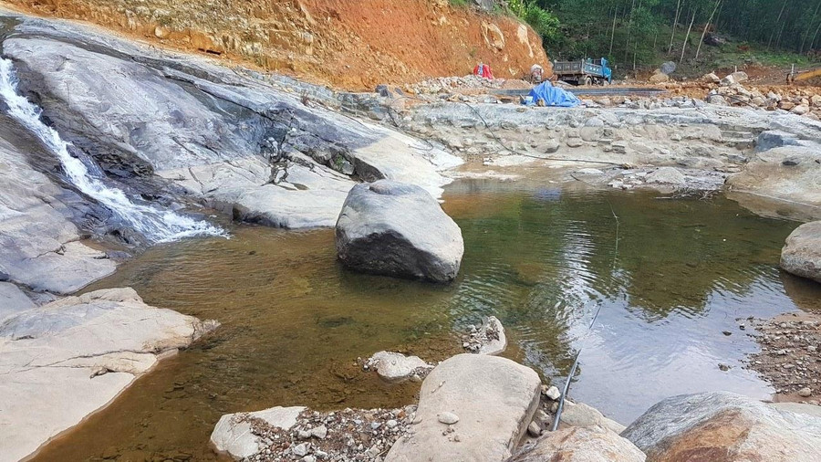 Một vũng hồ được tạo hình do chặn suối. Một vũng hồ được tạo hình do chặn suối.