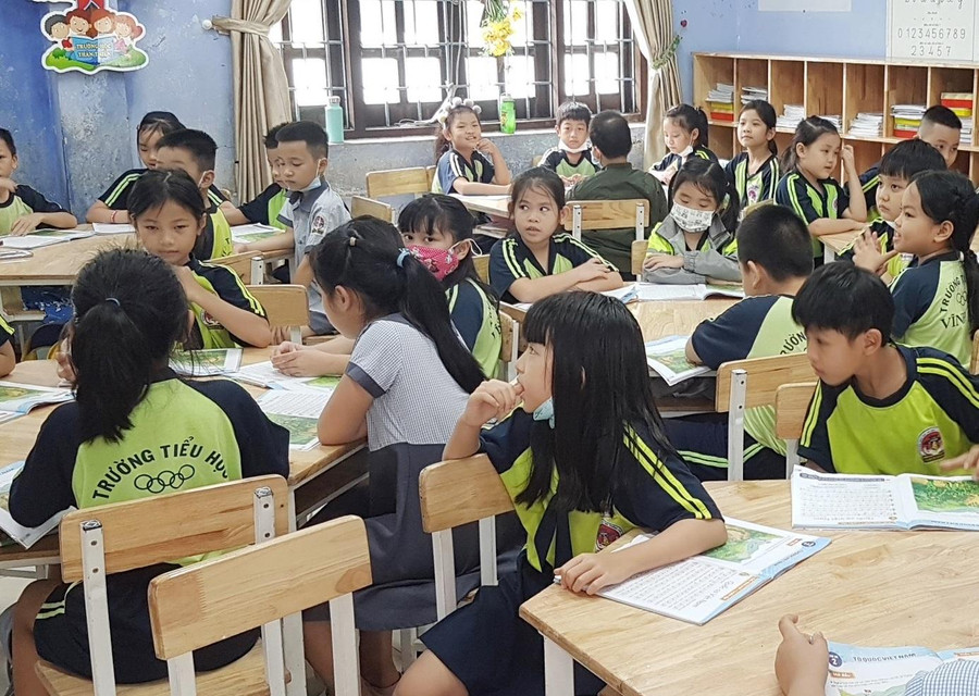 Các học sinh ngồi học loại bàn 6 chỗ ngồi sẽ được tăng cường nhiều khả năng như học nhóm, chia sẻ sách, hợp tác chơi trò chơi, tự giác trong kiểm tra bài… Các học sinh ngồi học loại bàn 6 chỗ ngồi sẽ được tăng cường nhiều khả năng như học nhóm, chia sẻ sách, hợp tác chơi trò chơi, tự giác trong kiểm tra bài…