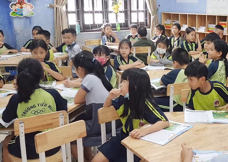 Các học sinh ngồi học loại bàn 6 chỗ ngồi sẽ được tăng cường nhiều khả năng như học nhóm, chia sẻ sách, hợp tác chơi trò chơi, tự giác trong kiểm tra bài…