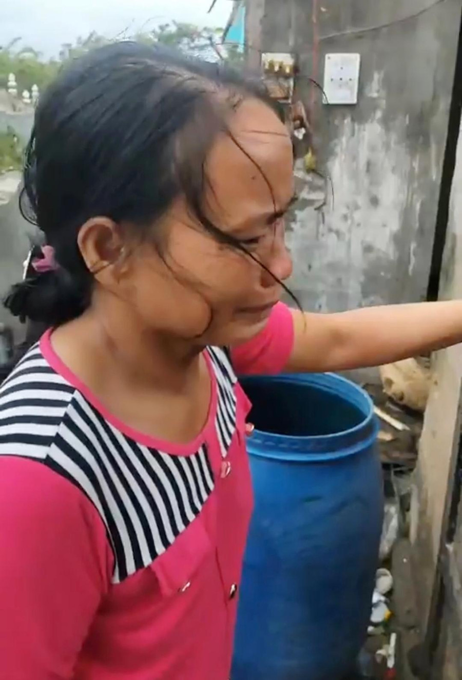 Một phụ nữ khóc ngất trước căn nhà đã bị gió bão thổi bay hết mái ngói. Một phụ nữ khóc ngất trước căn nhà đã bị gió bão thổi bay hết mái ngói.