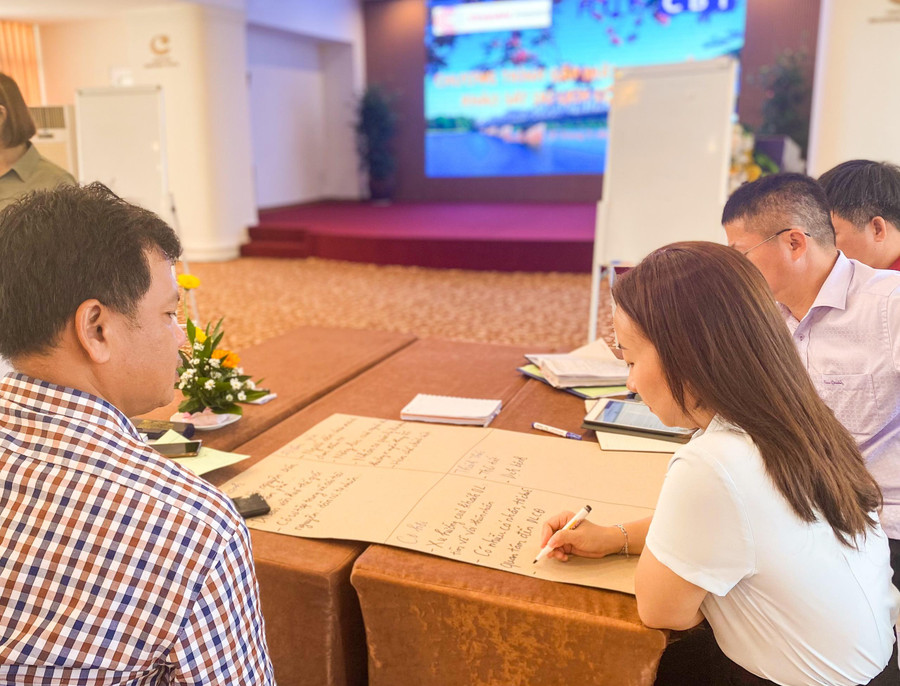 Các chuyên gia và đại biểu cùng nhau thảo luận, ghi lại đánh giá điểm mạnh, điểm yếu của việc phát triển du lịch cộng đồng địa phương. Các chuyên gia và đại biểu cùng nhau thảo luận, ghi lại đánh giá điểm mạnh, điểm yếu của việc phát triển du lịch cộng đồng địa phương.