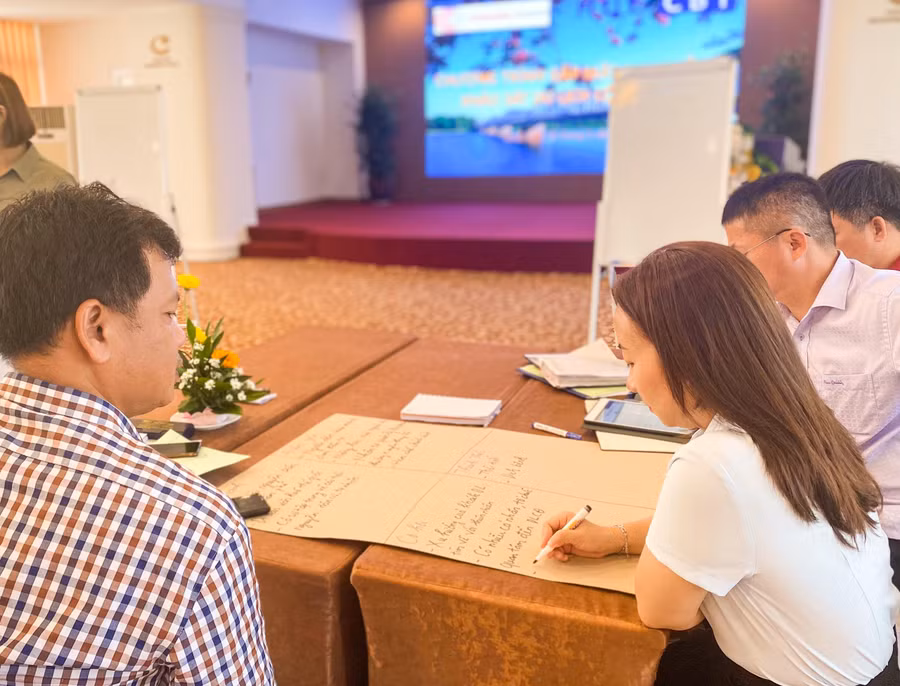 Các chuyên gia và đại biểu cùng nhau thảo luận, ghi lại đánh giá điểm mạnh, điểm yếu của việc phát triển du lịch cộng đồng địa phương.