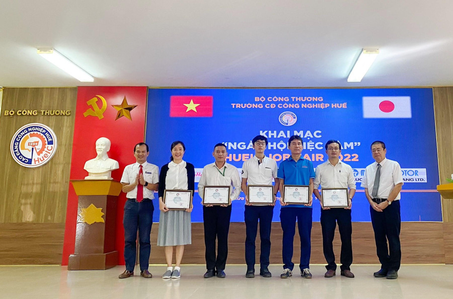 Trao giấy chứng nhận tham gia Ngày hội việc làm cho các Doanh nghiệp tham dự tuyển dụng.