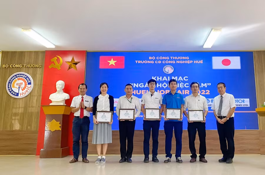 Trao giấy chứng nhận tham gia Ngày hội việc làm cho các Doanh nghiệp tham dự tuyển dụng.