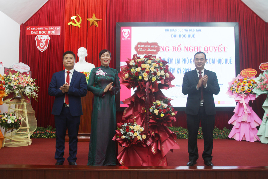 TS. Trần Nam Tú - Phó Vụ trưởng Vụ Khoa học Công nghệ và Môi trường, Bộ Giáo dục và Đào tạo (phải) tặng hoa chúc mừng TS. Bùi Văn Lợi và TS. Đỗ Thị Xuân Dung. TS. Trần Nam Tú - Phó Vụ trưởng Vụ Khoa học Công nghệ và Môi trường, Bộ Giáo dục và Đào tạo (phải) tặng hoa chúc mừng TS. Bùi Văn Lợi và TS. Đỗ Thị Xuân Dung.