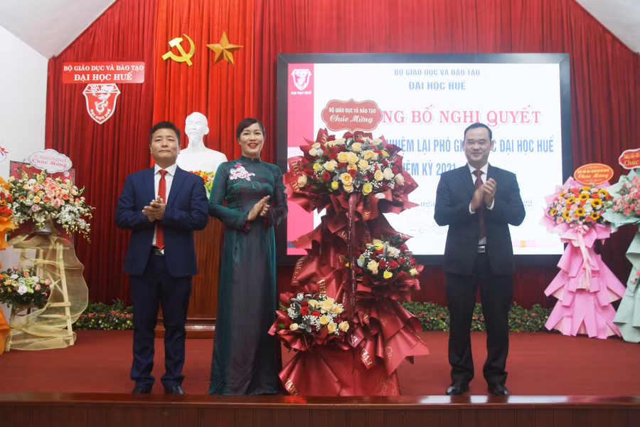 TS. Trần Nam Tú - Phó Vụ trưởng Vụ Khoa học Công nghệ và Môi trường, Bộ Giáo dục và Đào tạo (phải) tặng hoa chúc mừng TS. Bùi Văn Lợi và TS. Đỗ Thị Xuân Dung.