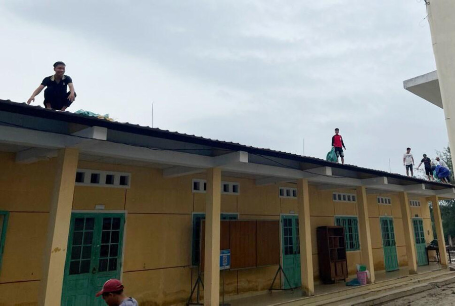 Các thầy cô giáo tại huyện Phú Lộc - địa phương ven biển tiếp giáp Đà Nẵng đang khẩn trương chằng chống trường lớp trong ngày 26/9. Các thầy cô giáo tại huyện Phú Lộc - địa phương ven biển tiếp giáp Đà Nẵng đang khẩn trương chằng chống trường lớp trong ngày 26/9.