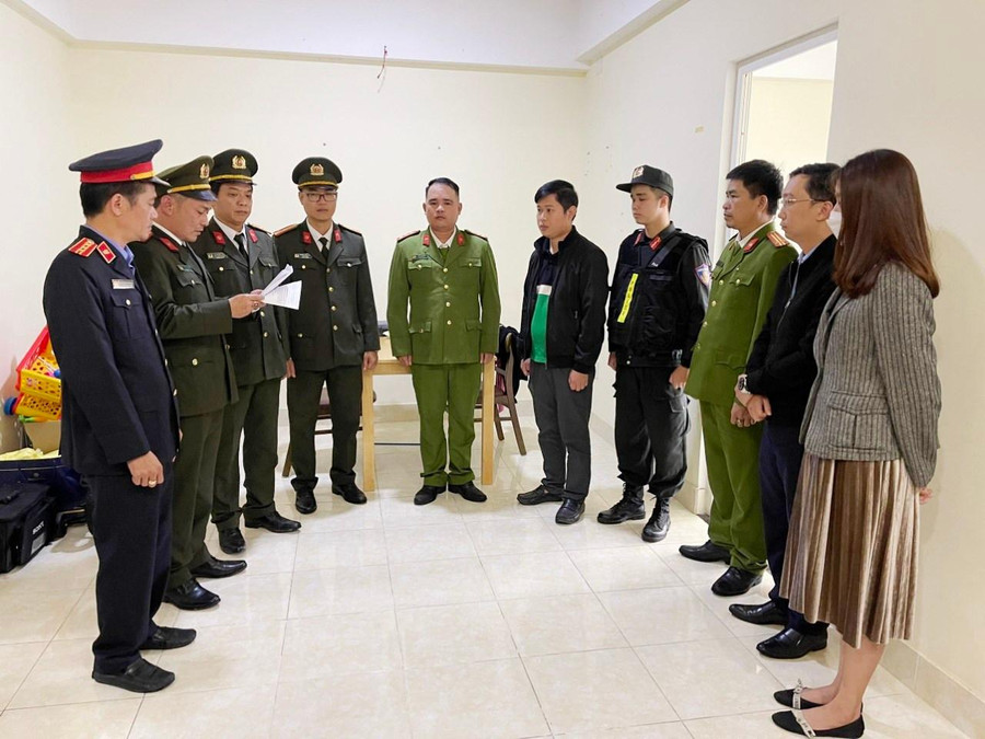 Cơ quan An ninh điều tra Công an tỉnh Thừa Thiên - Huế cùng lúc tiến hành khởi tố và bắt nhiều bị can trong đường dây cấu kết bán gỗ thông gây thất thoát Ngân sách Nhà nước.